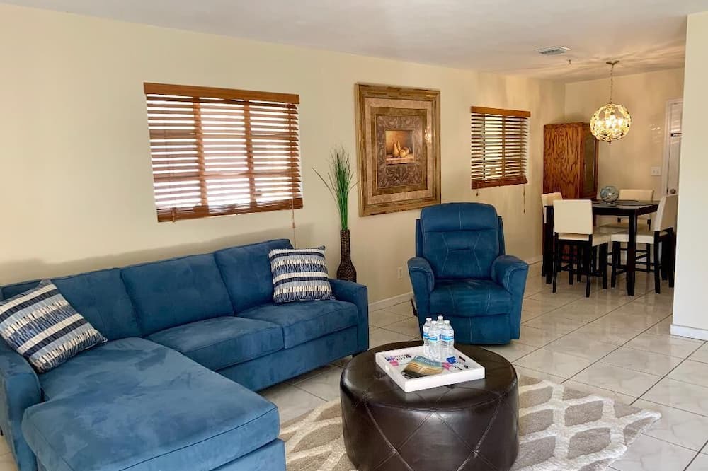 Photo of Livingroom in East Ocean Ave