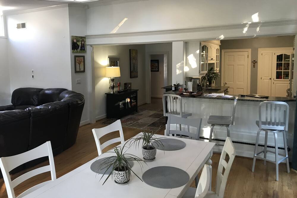 Photo of Livingroom in Garden Hills