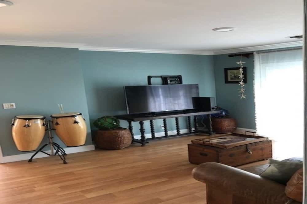 Photo of Livingroom in Breezeswept Beach Estates