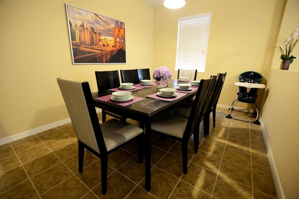 Photo of Bedroom in Crystal Cove