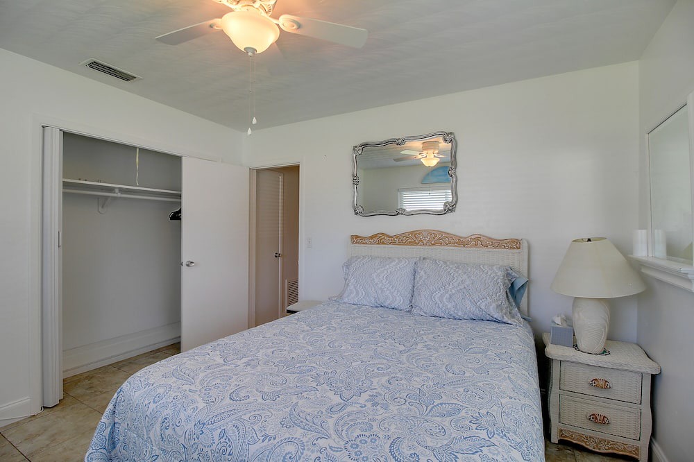 Photo of Bedroom in Gulf Gate Estates