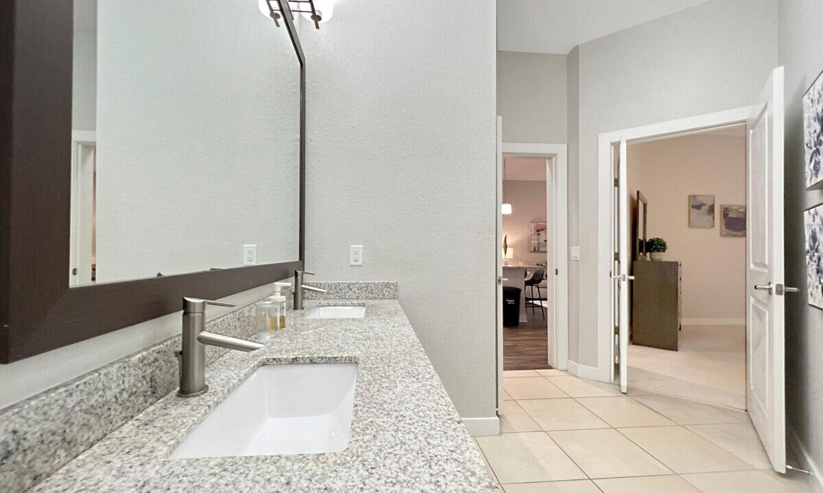 Photo of Bathroom in Carver City - Lincoln Gardens