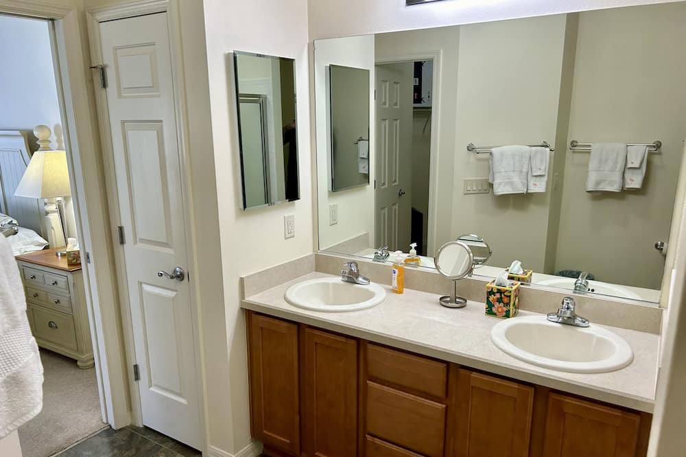 Photo of Bathroom in Virginia Trace