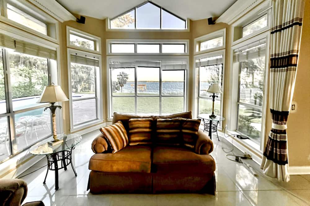 Photo of Livingroom in Lakeside