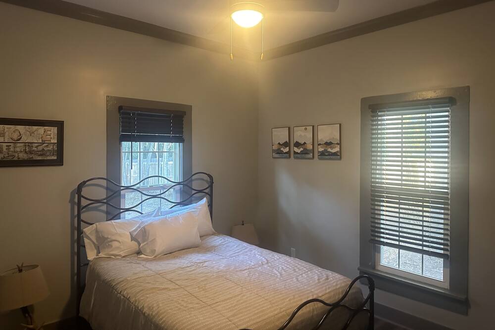 Photo of Bedroom in Enterprise