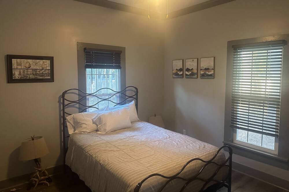 Photo of Bedroom in Enterprise