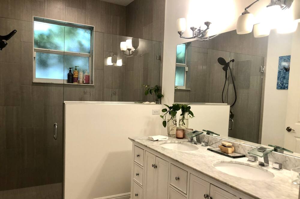 Photo of Bathroom in Riverwalk