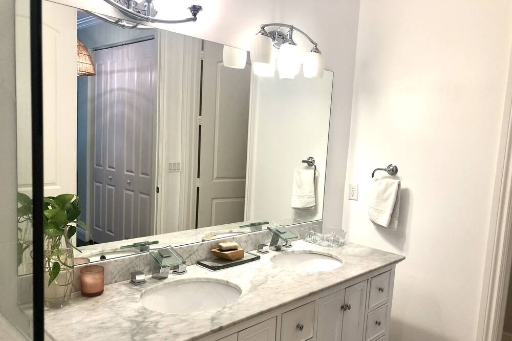 Photo of Bathroom in Riverwalk