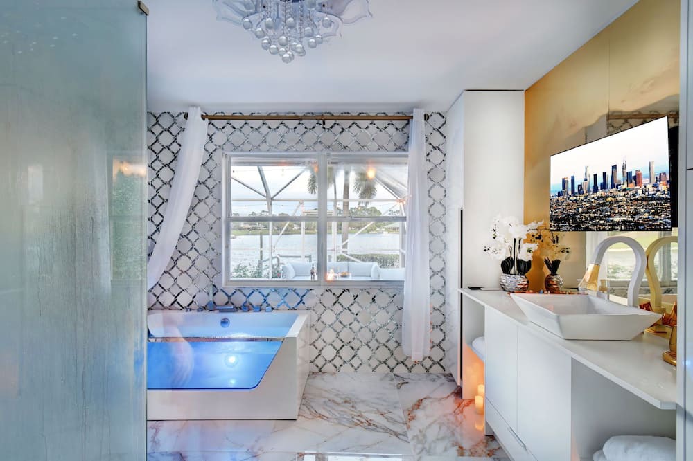 Photo of Bathroom in Greenview Shores