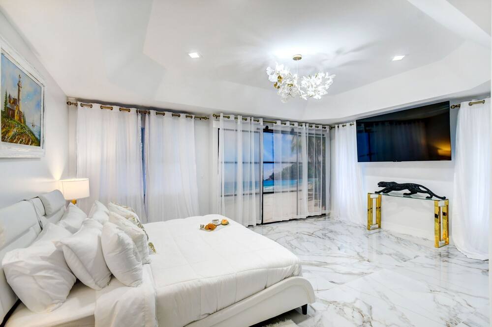 Photo of Bedroom in Greenview Shores