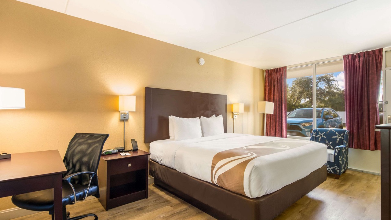 Photo of Bedroom in Bayshore Gardens