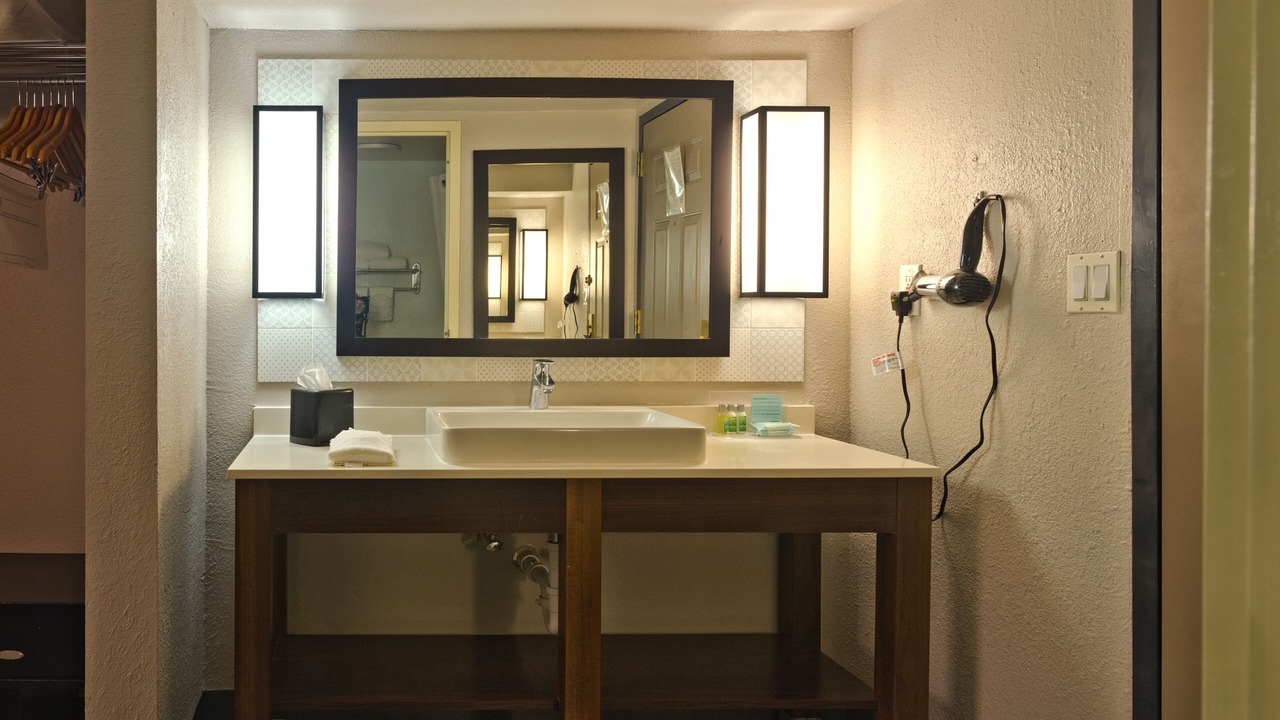 Photo of Bedroom in Ludlam