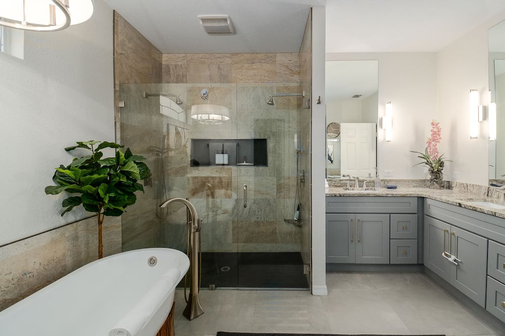 Photo of Bathroom in Auburndale