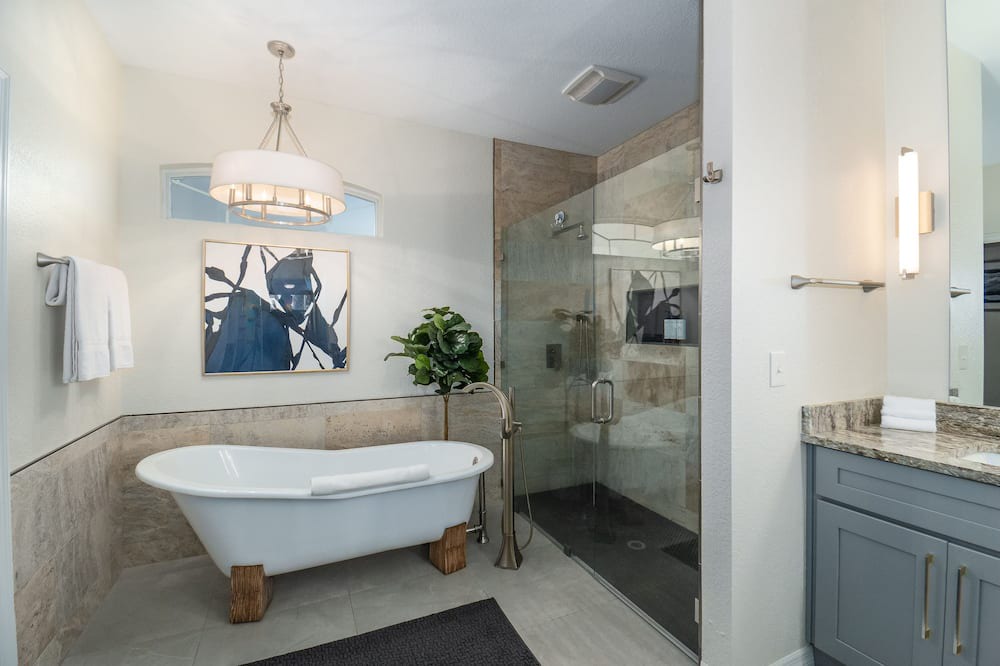 Photo of Bathroom in Auburndale