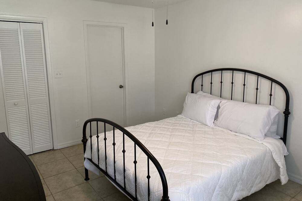 Photo of Bedroom in Azalea Park