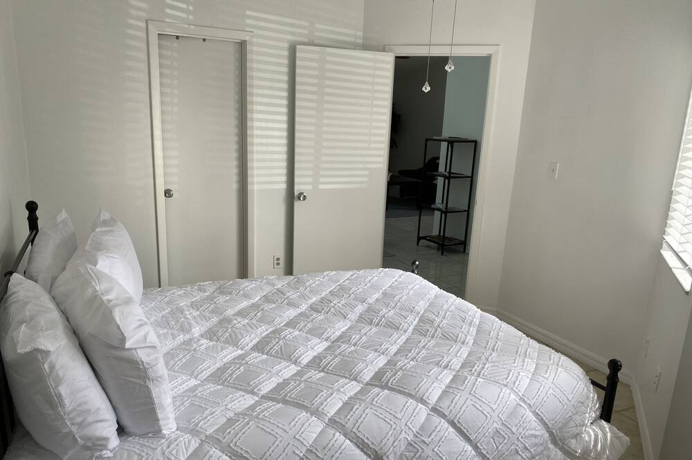 Photo of Bedroom in Azalea Park