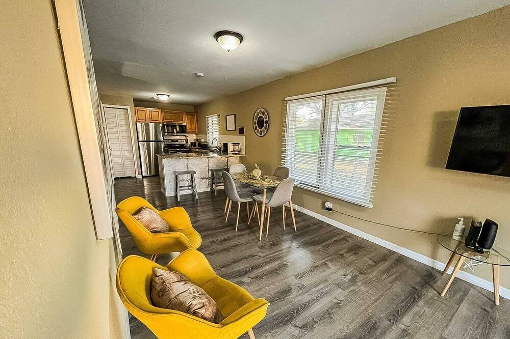 Photo of Livingroom in Temple Crest