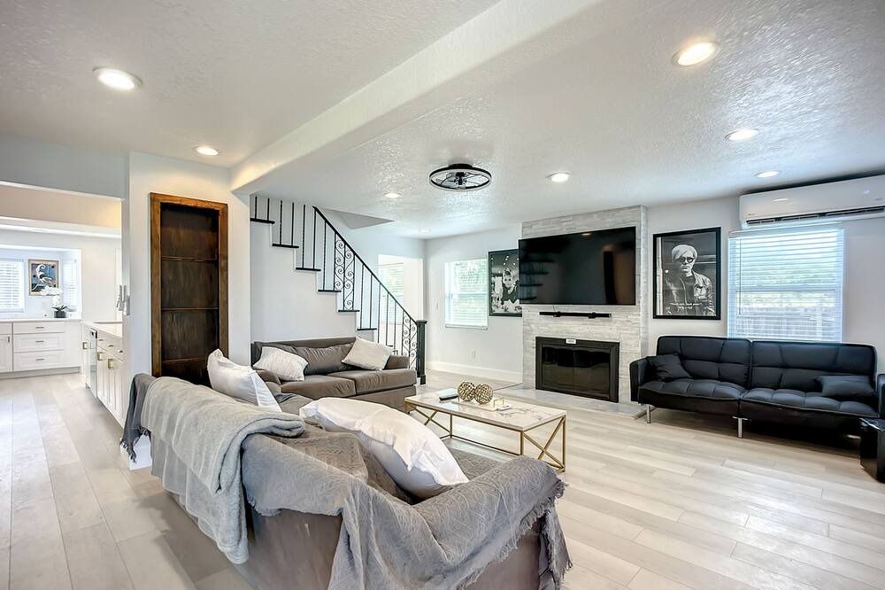 Photo of Livingroom in Northside