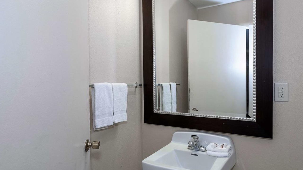 Photo of Bathroom in National Gardens