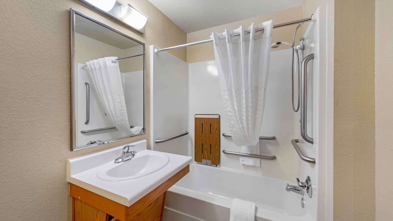 Photo of Bathroom in Lake Worth Corridor