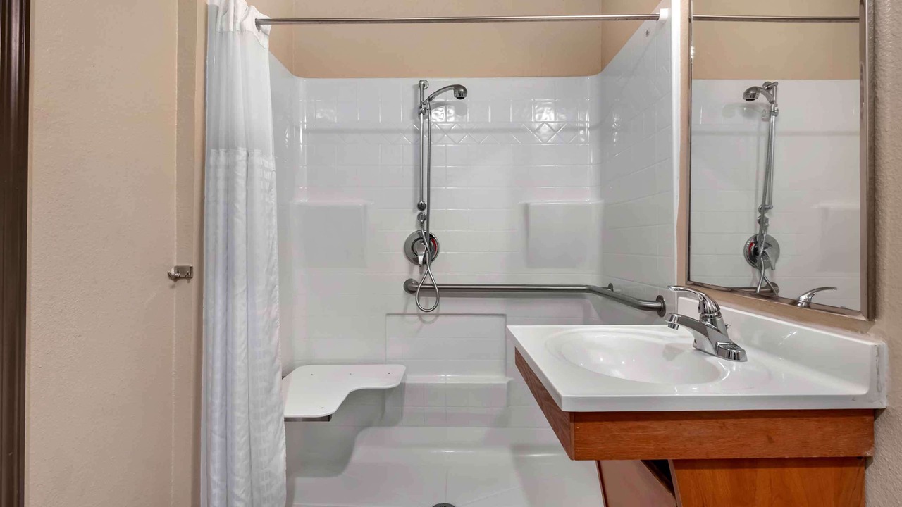 Photo of Bathroom in Lake Worth Corridor