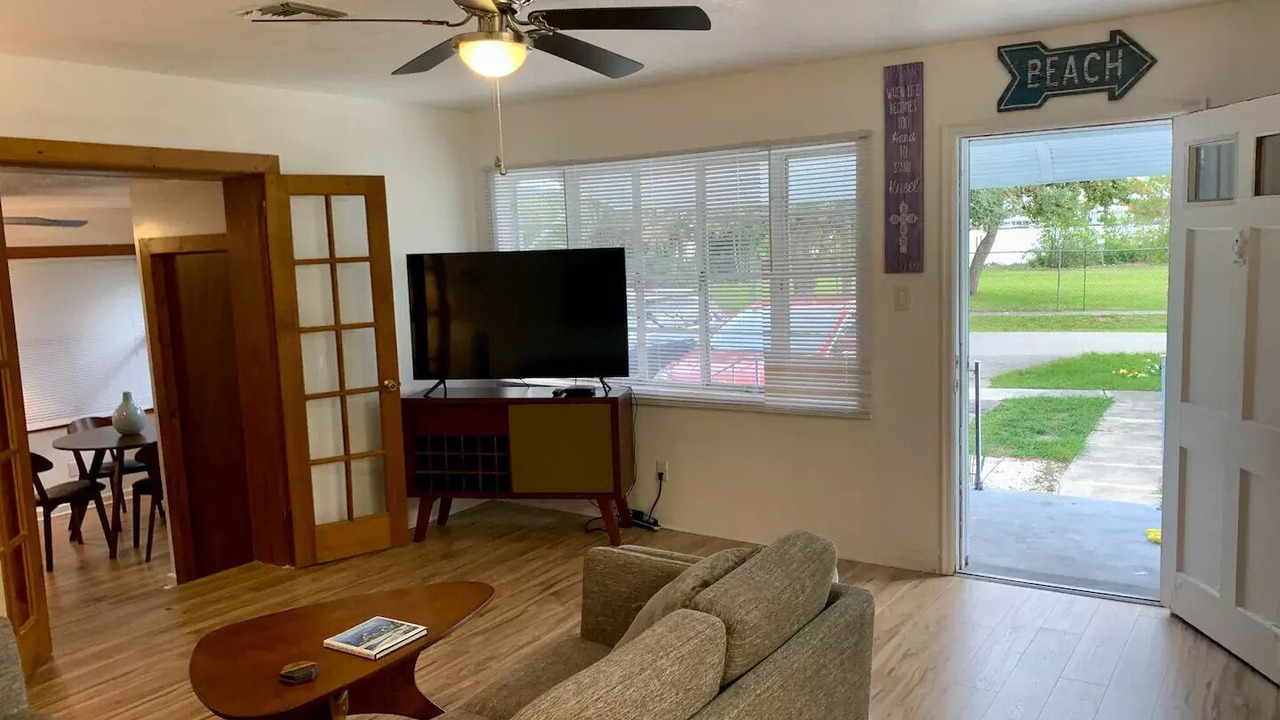 Photo of Livingroom in East Ocean Ave