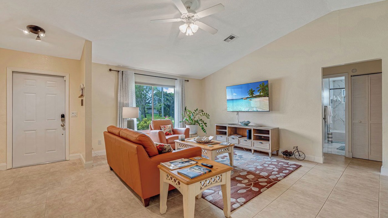 Photo of Livingroom in Hunt Club
