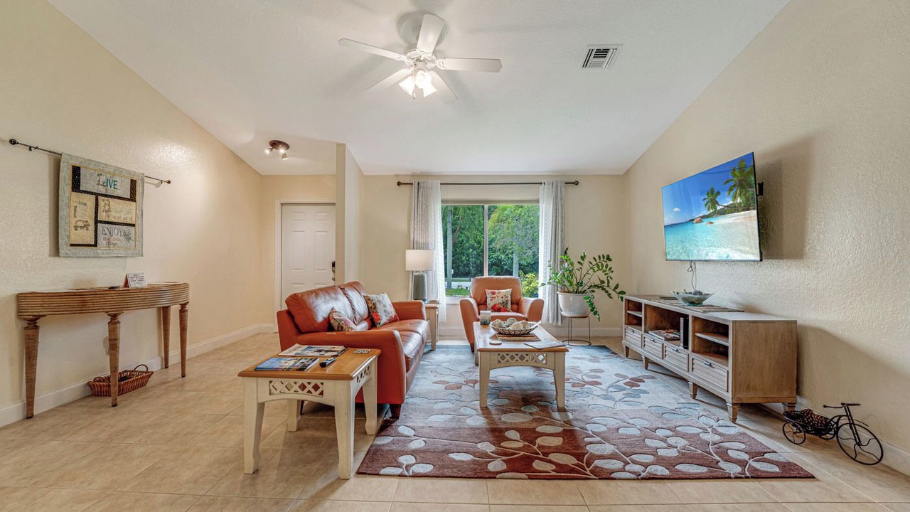 Photo of Livingroom in Hunt Club