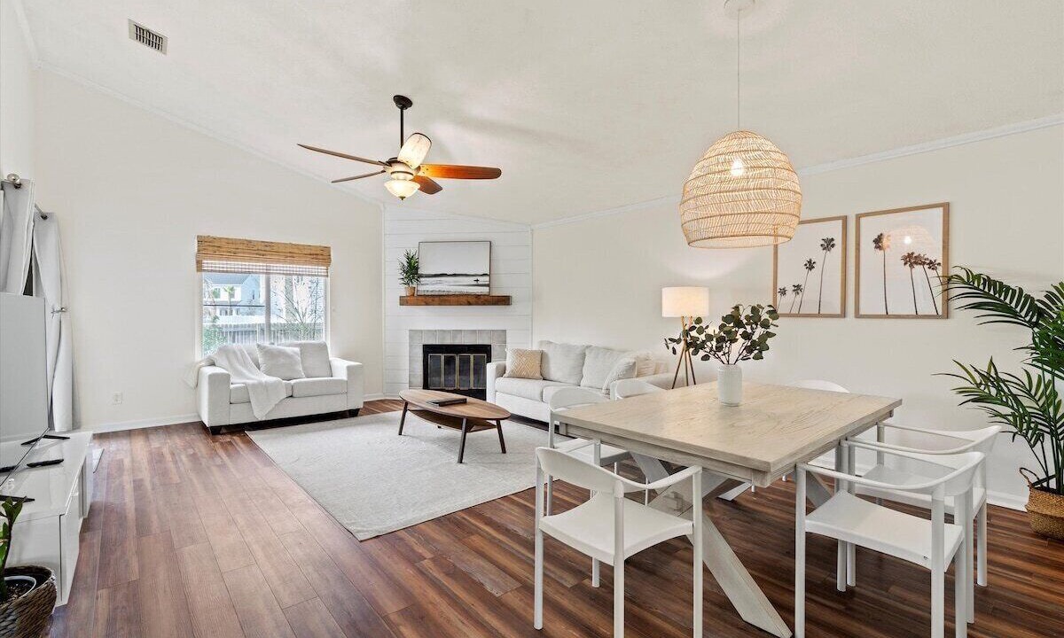Photo of Livingroom in Dolphin's Cove