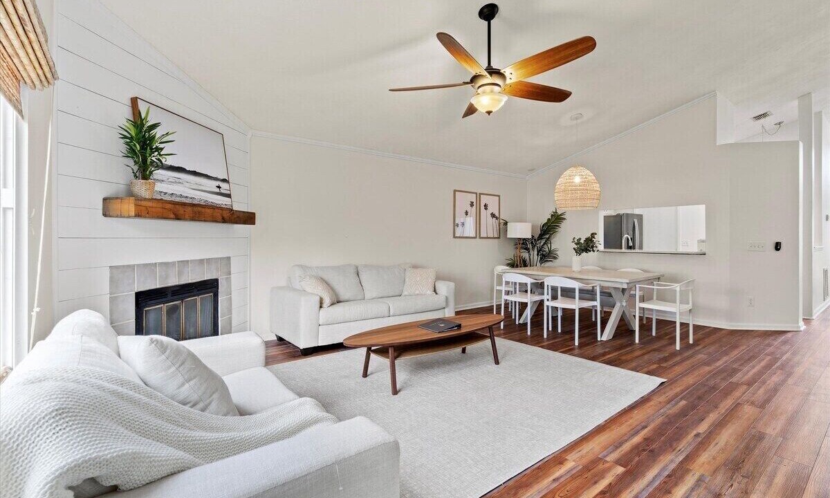 Photo of Livingroom in Dolphin's Cove