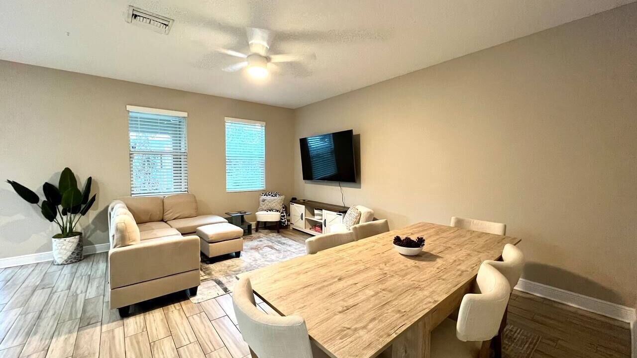 Photo of Livingroom in North Hyde Park