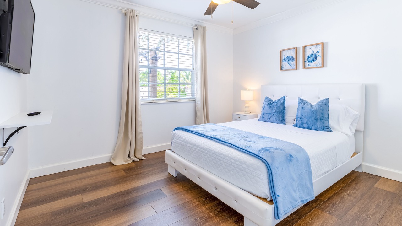 Photo of Bedroom in Lake Worth Corridor