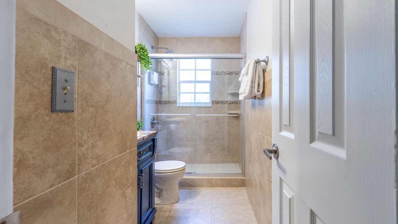 Photo of Bathroom in Lake Worth Corridor