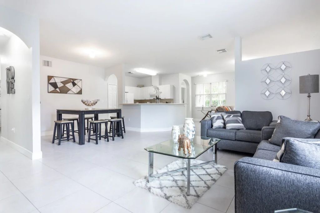 Photo of Livingroom in Ludlam