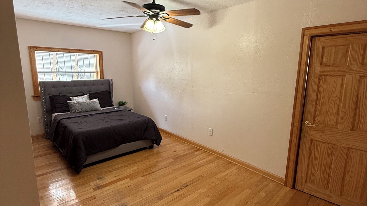 Photo of Bedroom in Ludlam