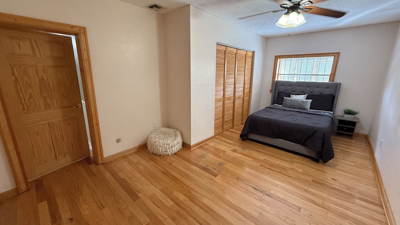 Photo of Bedroom in Ludlam