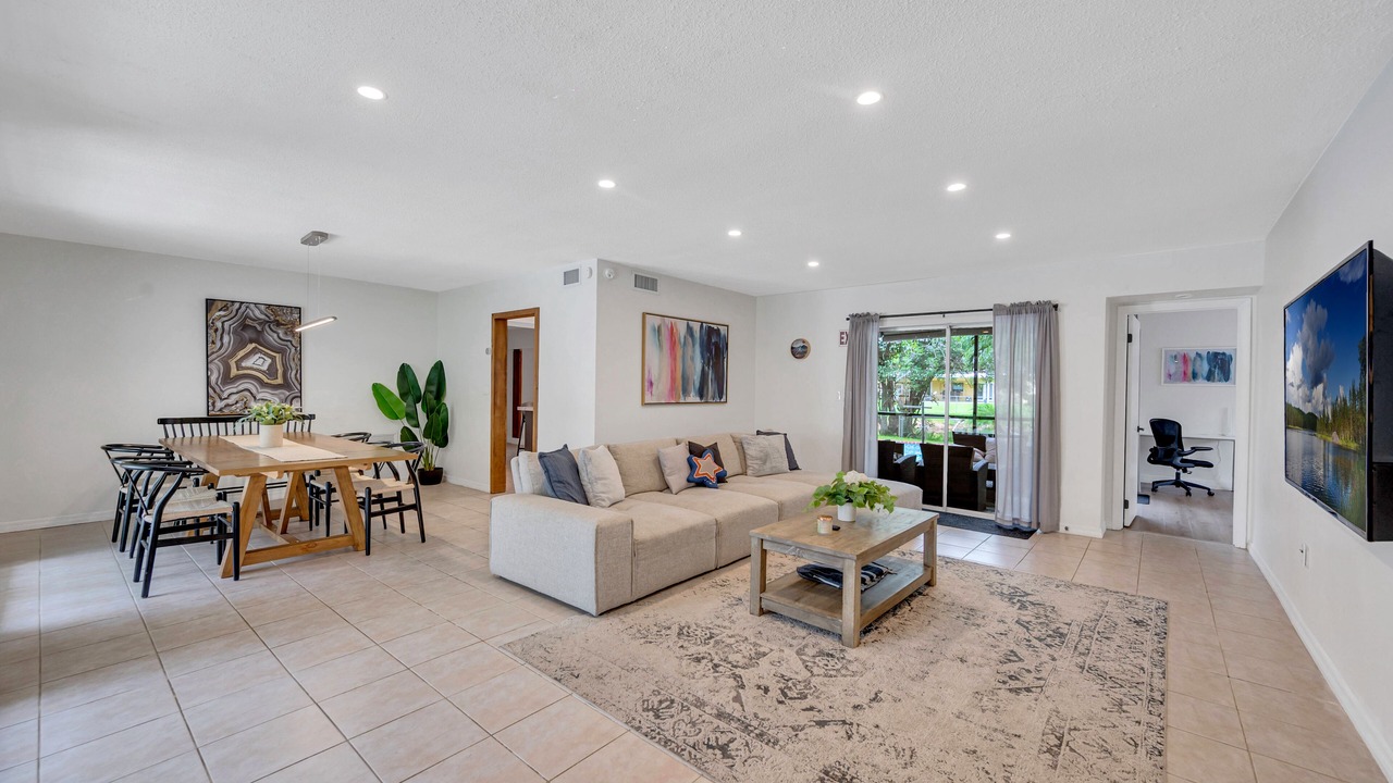 Photo of Livingroom in Cooper City