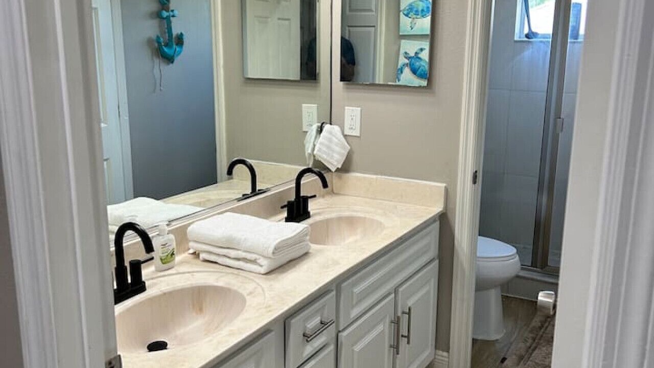 Photo of Bathroom in Regal Oaks
