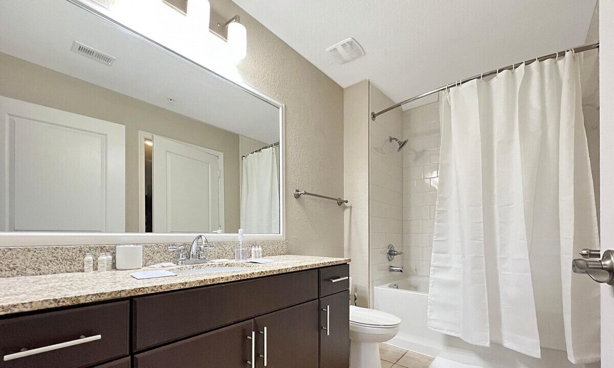 Photo of Bathroom in Carver City - Lincoln Gardens