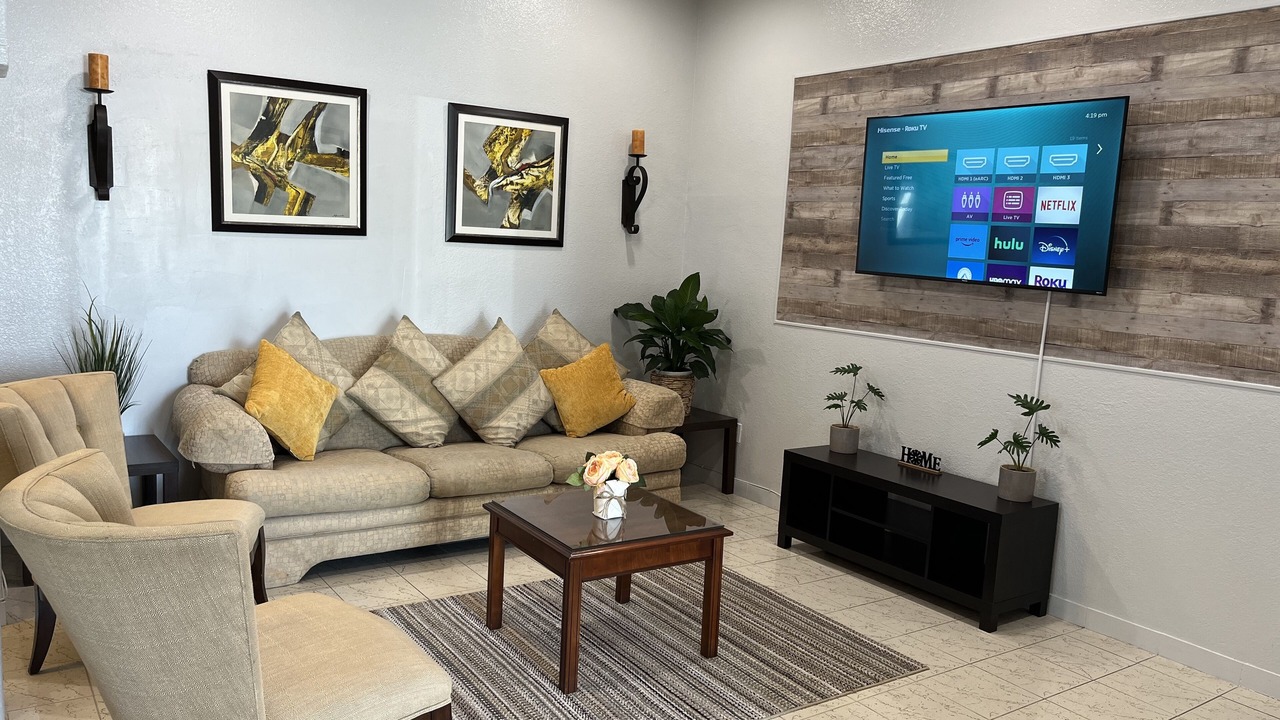 Photo of Livingroom in Ludlam
