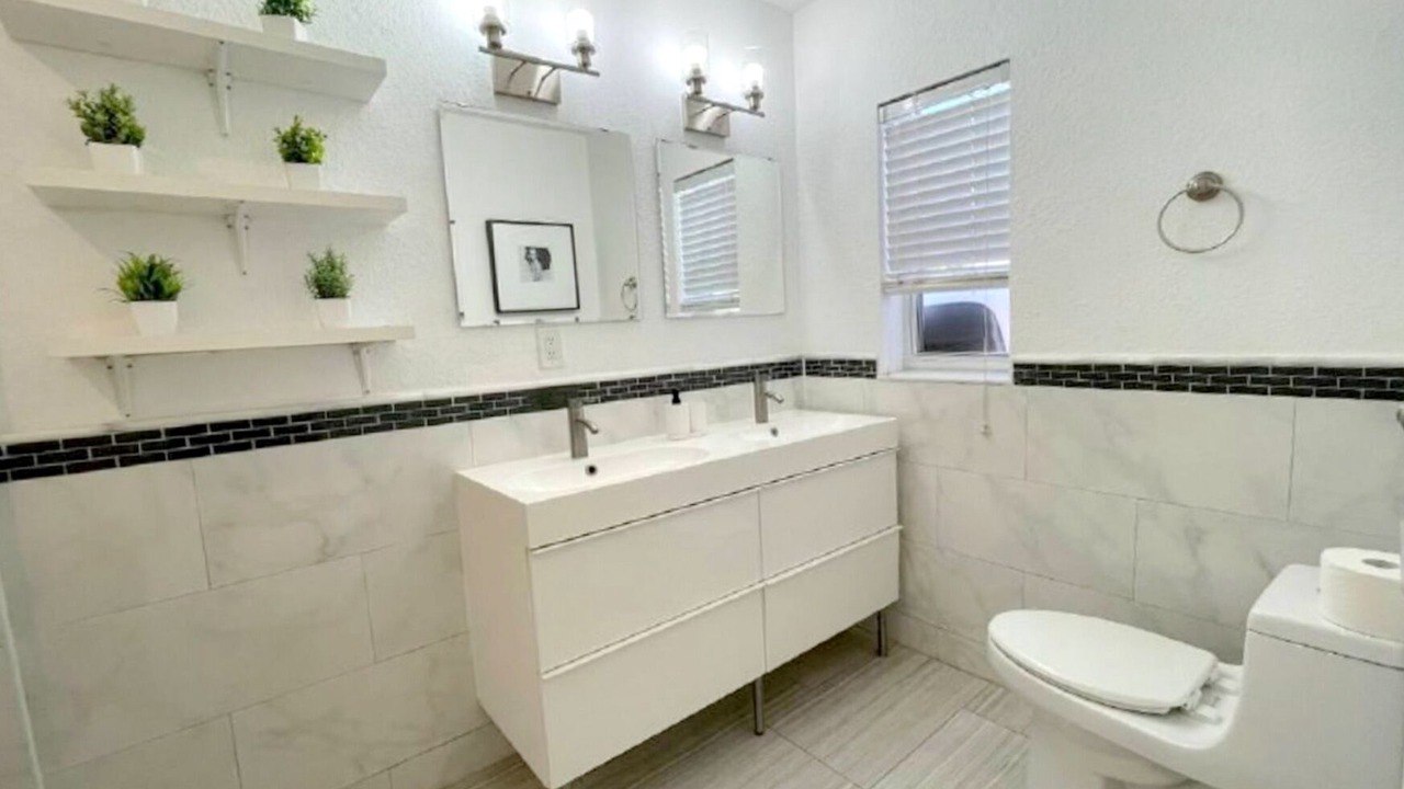 Photo of Bathroom in Royal Poinciana