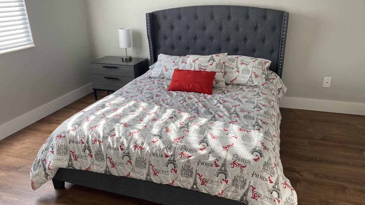 Photo of Bedroom in Ludlam