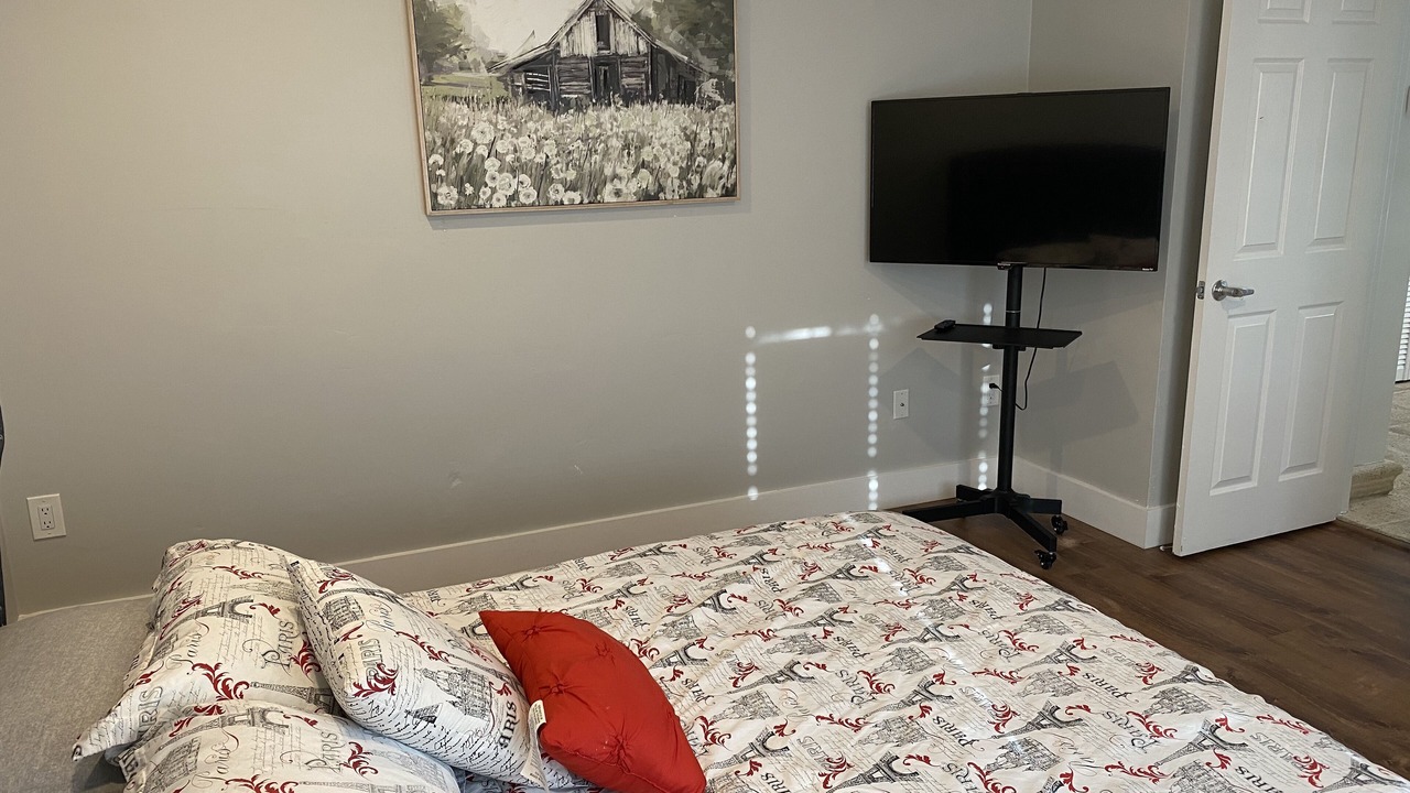 Photo of Bedroom in Ludlam