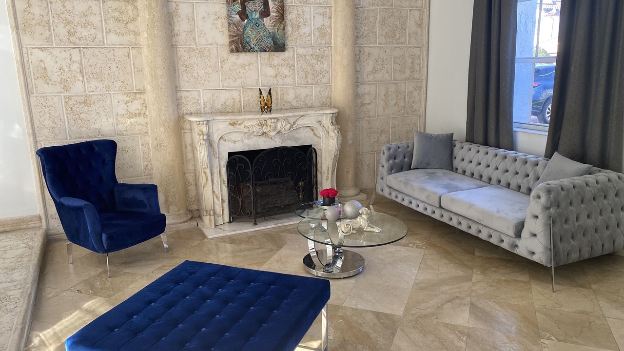 Photo of Livingroom in Ludlam