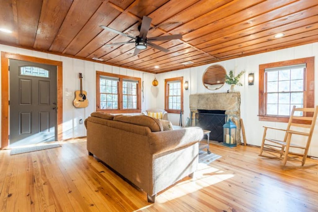 Photo of Livingroom in Rocky Bottom