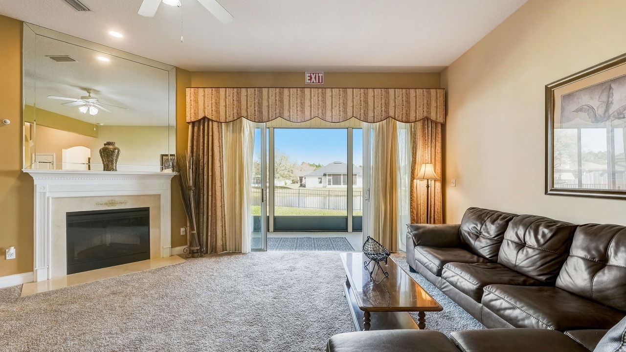 Photo of Livingroom in OakLeaf Plantation