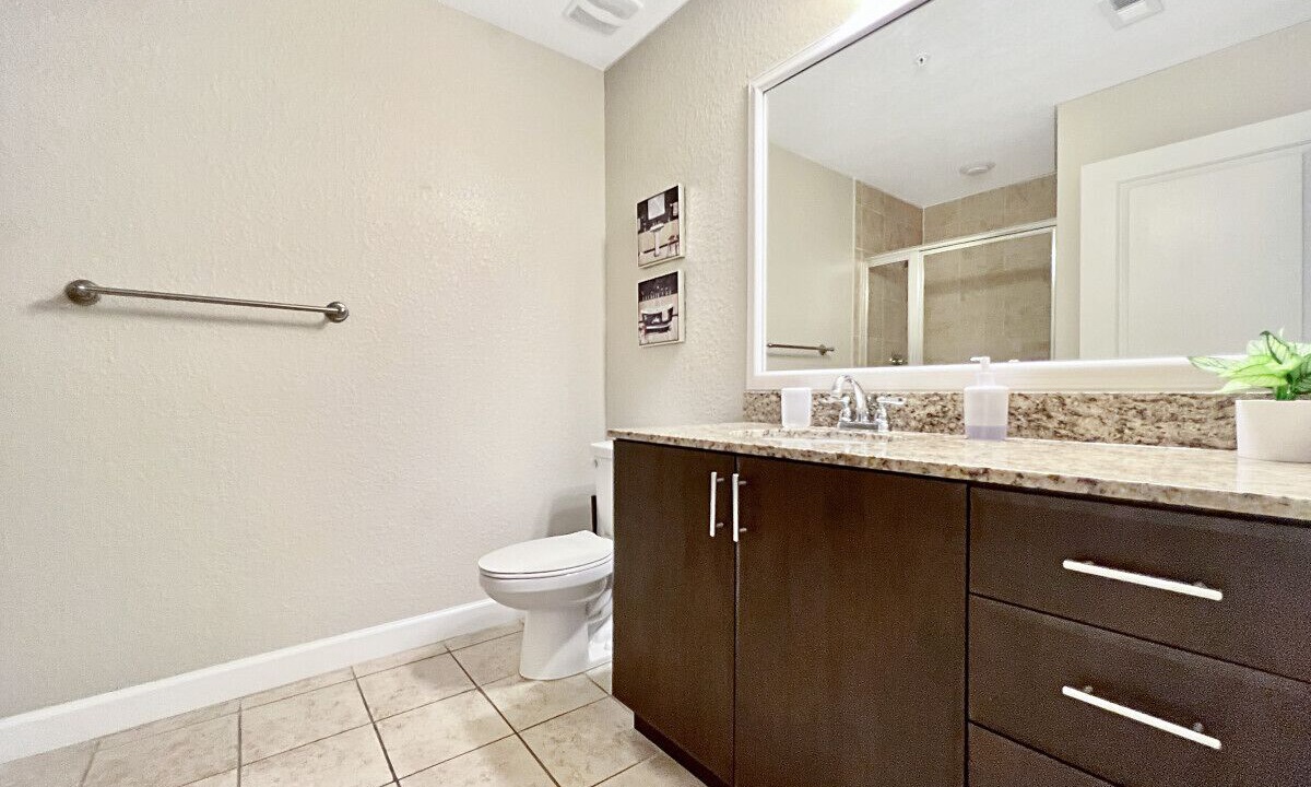 Photo of Bathroom in Carver City - Lincoln Gardens