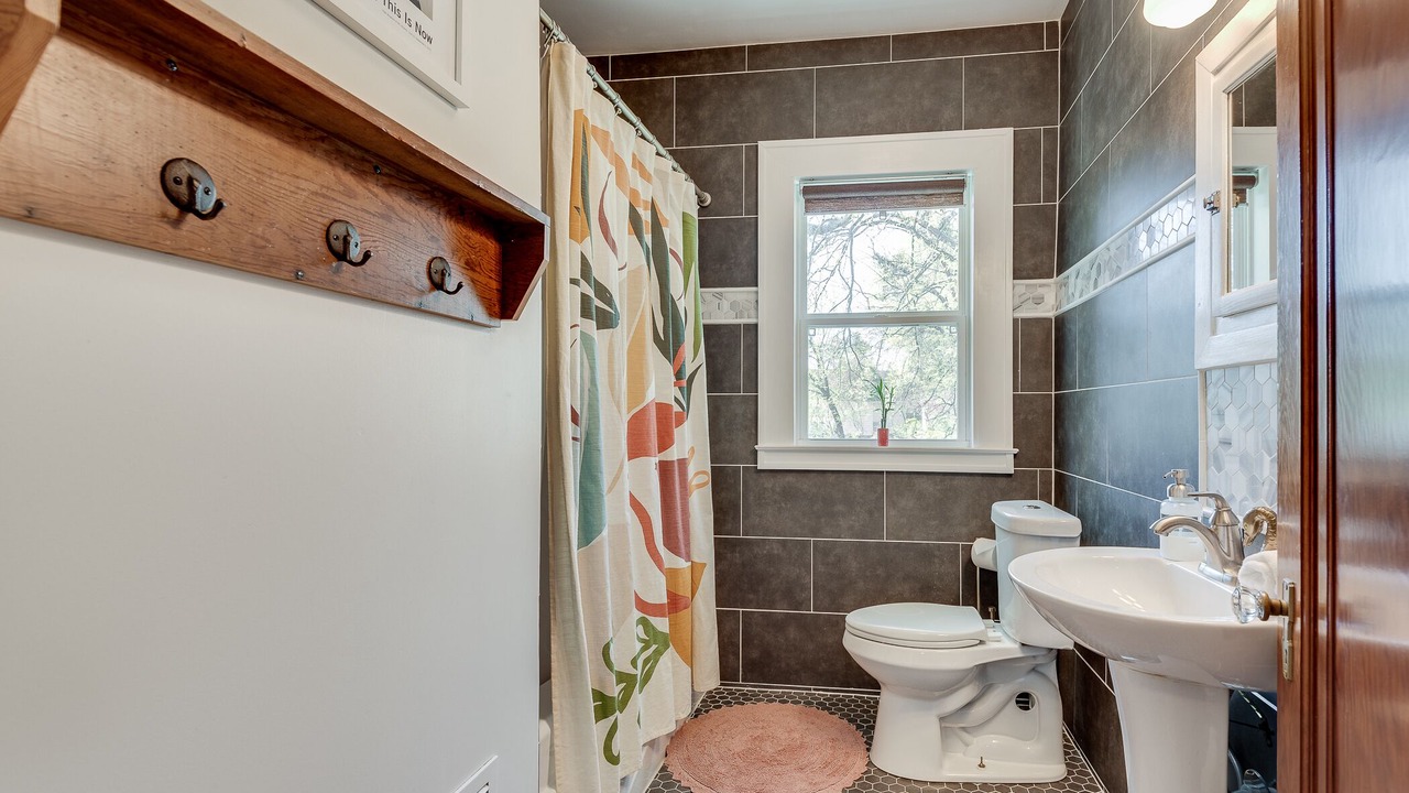 Photo of Bathroom in Hapeville