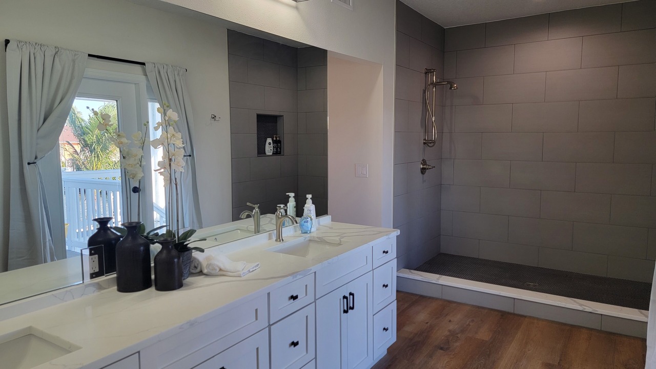 Photo of Bathroom in Bay Colony