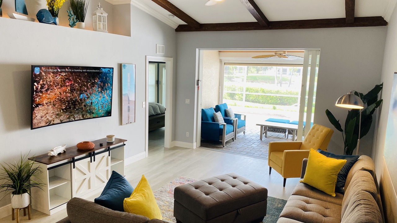 Photo of Livingroom in Vanderbilt Beach